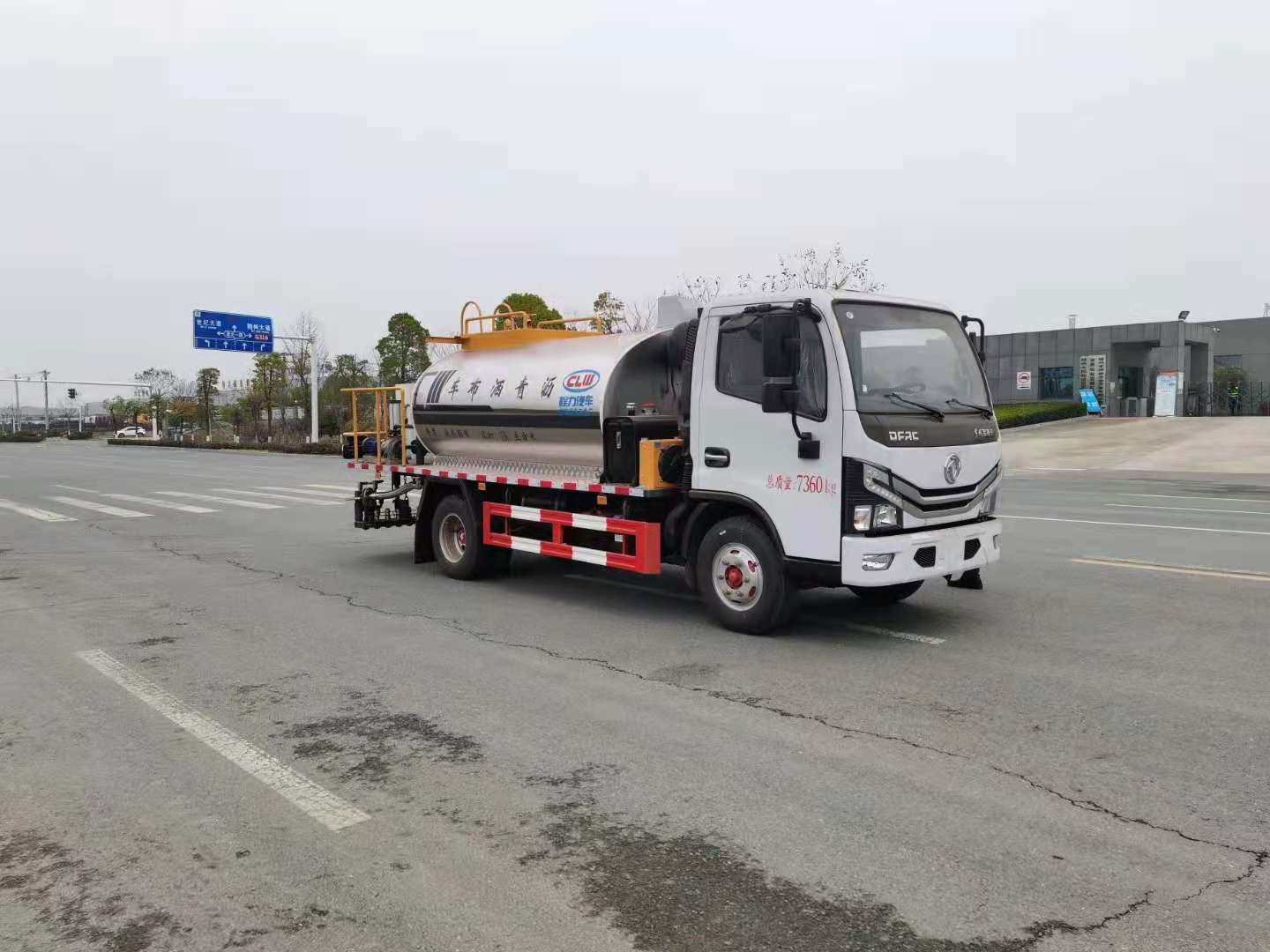 國(guó)六東風(fēng)小多利卡4方智能瀝青灑布車
