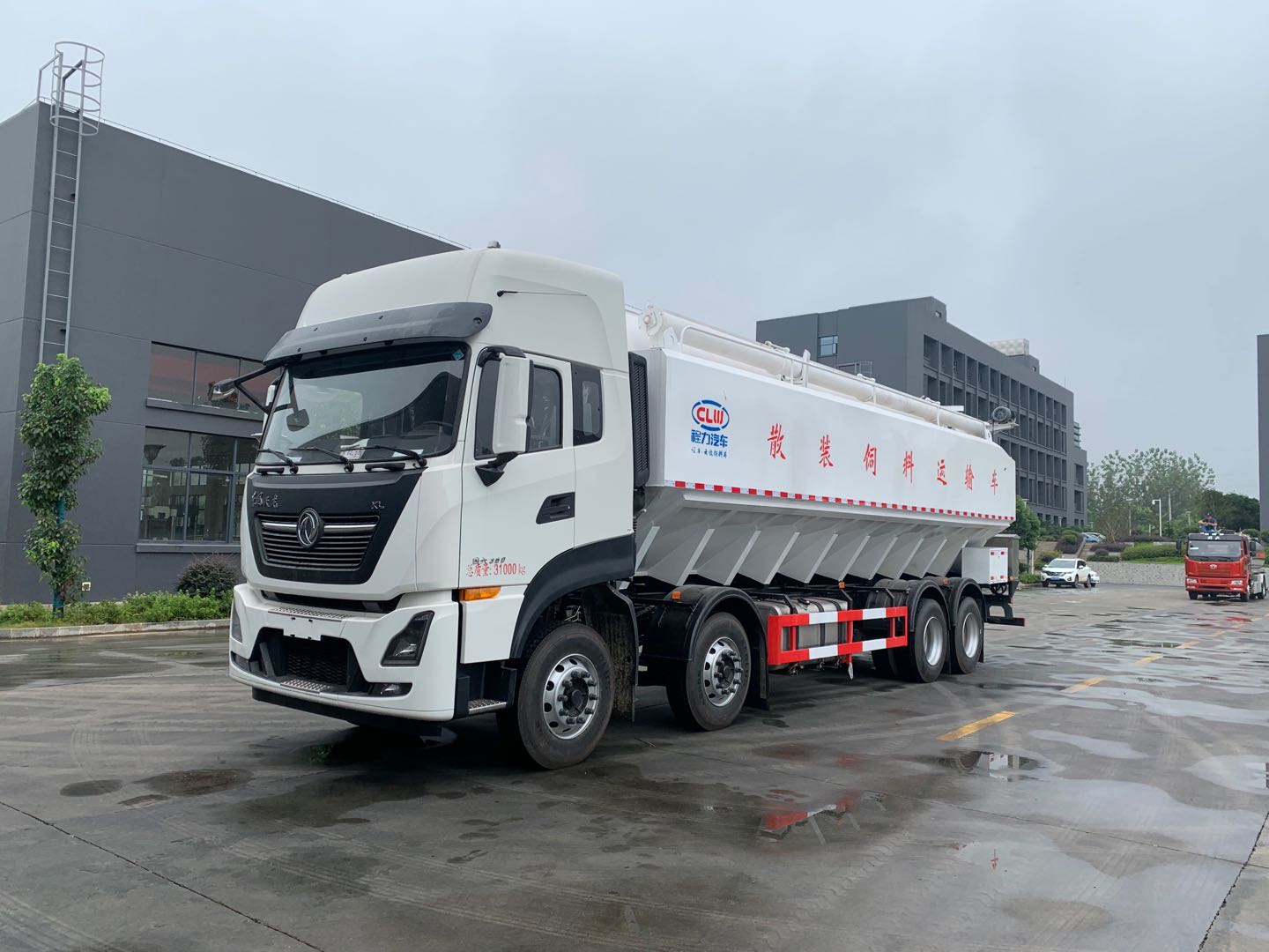 國(guó)六東風(fēng)天龍前四后八散裝飼料運(yùn)輸車(chē)