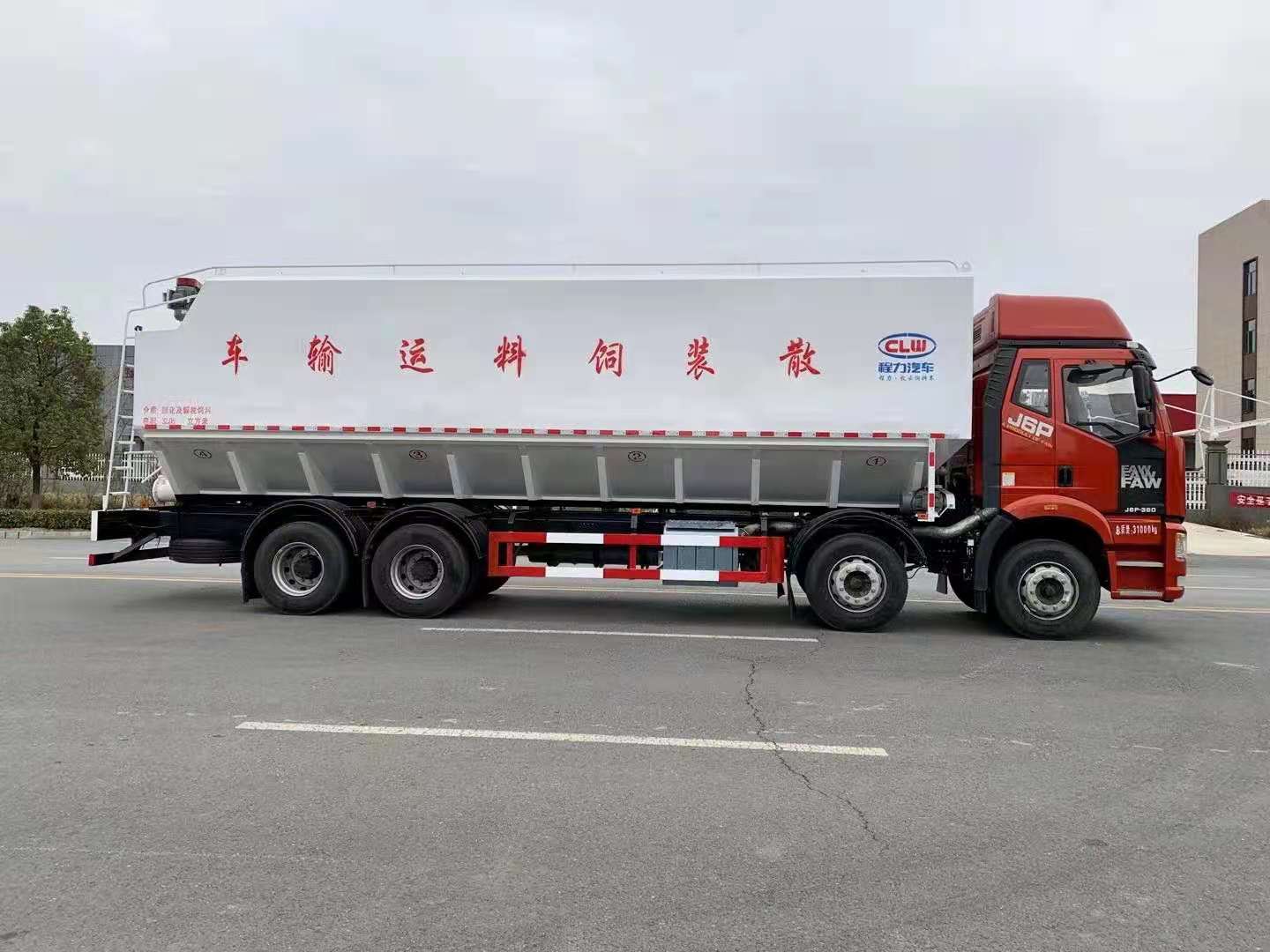 國六解放J6前四后八散裝飼料運(yùn)輸車