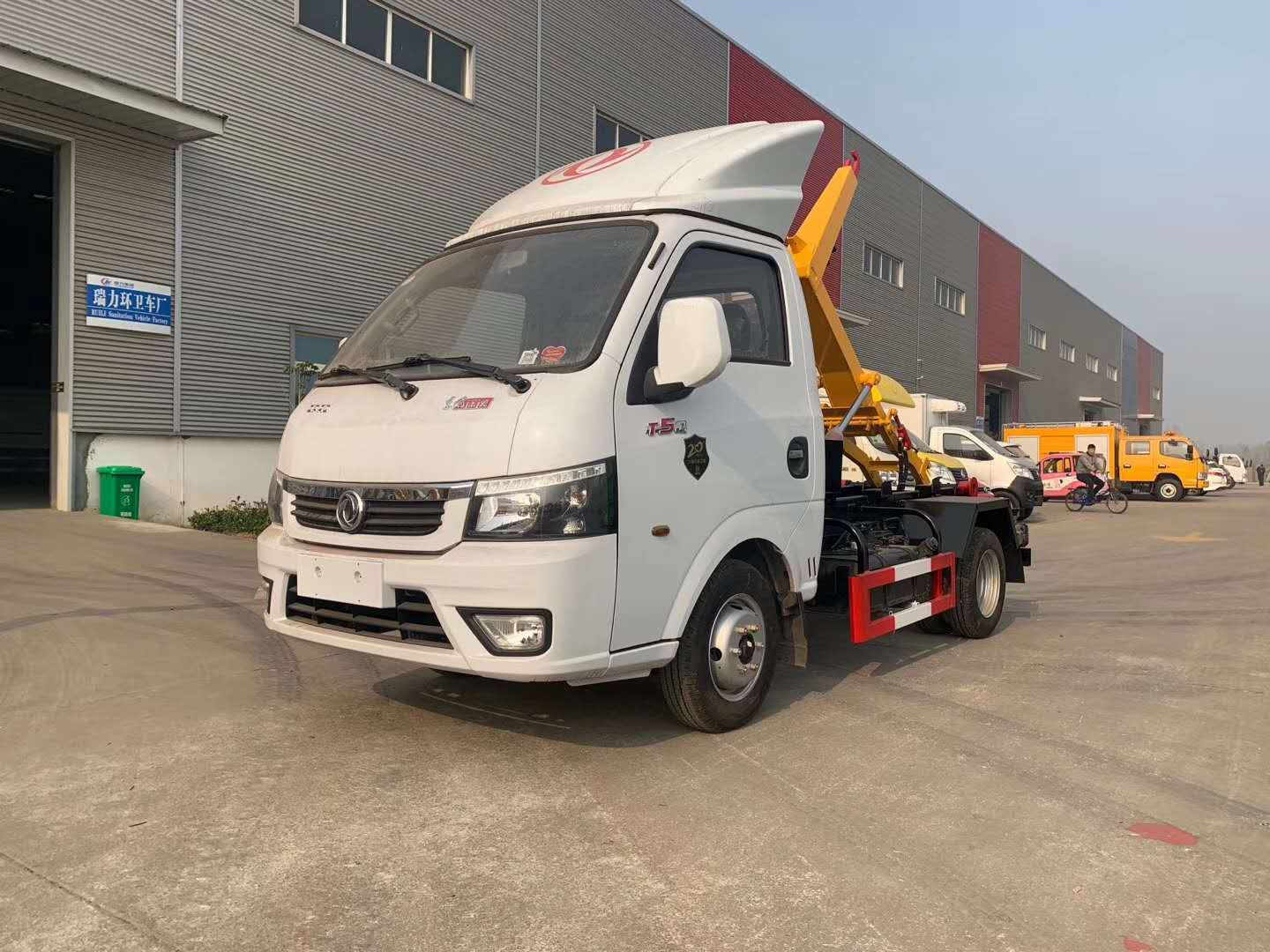 國(guó)六東風(fēng)逸涂勾臂垃圾車(chē)