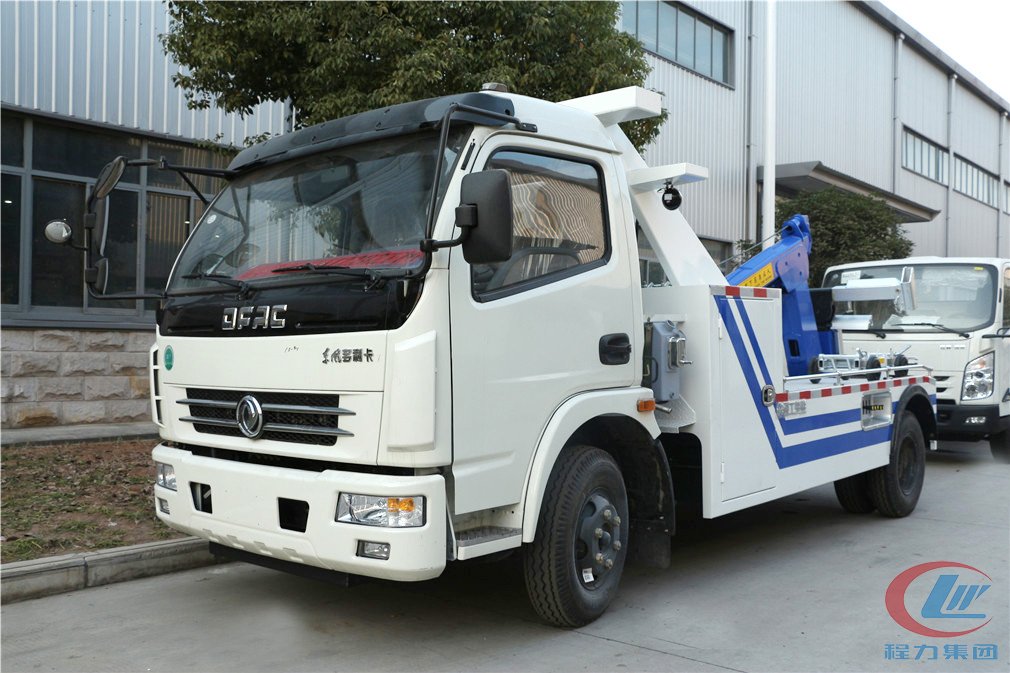 程力東風(fēng)大多利卡一拖一清障車(chē)側(cè)面圖
